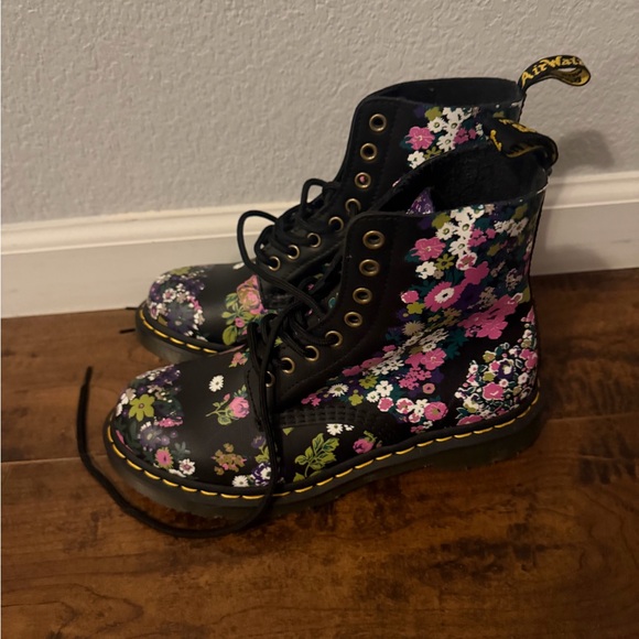 Dr. Martens 1460 WOMEN'S VINTAGE FLORAL LEATHER LACE UP BOOTS - Picture 3 of 8